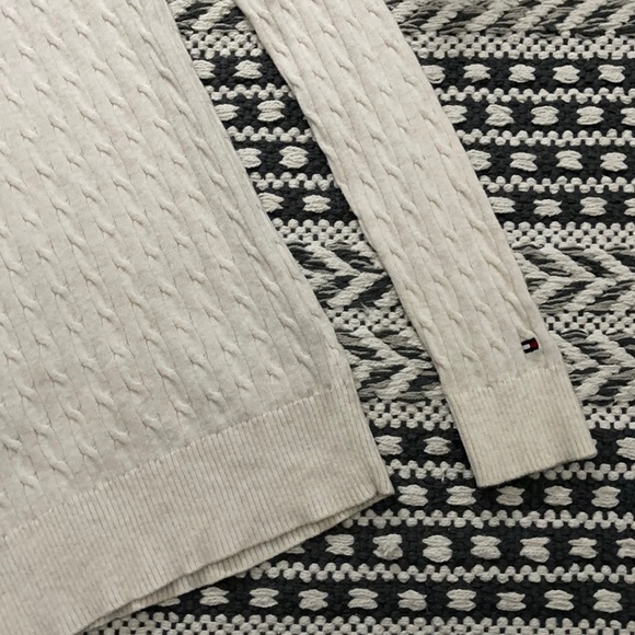 NWOT TOMMY HILFIGER Cable Knit V-neck Sweater - Picture 2 of 6